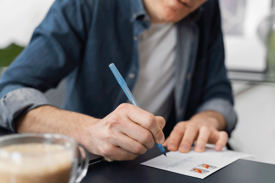 Add write. Человек пишет. Человек пишет письмо. Парень пишет письмо картинки. Человек пишет шоколадом.